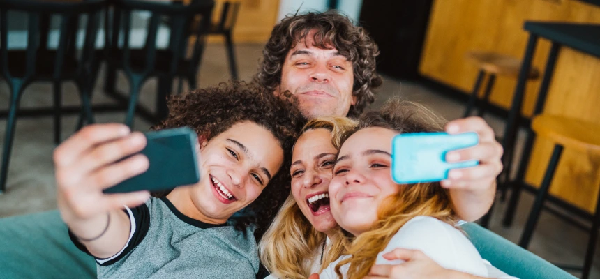 4 líneas móviles con llamadas y GB ilimitados a máxima velocidad 5G+ 4 líneas móviles con llamadas y GB ilimitados a máxima velocidad 5G+